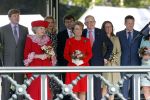 Apeldoorn 30 april 2009
Koninginnedag 2009 in apeldoorn met Koningin Beatrix Pieter v Vollenhoven Prinses Margriet Maxima Prins Willem Alexander Prins Constantijn Prinses Laurentien Prinses Mabel Prins Friso Prins Maurits Prinses Marilene Prins Pieter Christiaan Prinses Anita Prins Floris een zwangere Prinses Aimee en Prinses Annette. s middags probeerde een dwaas een aanslag te plegen op de koninklijke familie waarbij meerdere doden vielen.
Peter Smulders bv