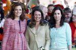 Apeldoorn 30 april 2009
Koninginnedag 2009 in apeldoorn met Koningin Beatrix Pieter v Vollenhoven Prinses Margriet Maxima Prins Willem Alexander Prins Constantijn Prinses Laurentien Prinses Mabel Prins Friso Prins Maurits Prinses Marilene Prins Pieter Christiaan Prinses Anita Prins Floris een zwangere Prinses Aimee en Prinses Annette. s middags probeerde een dwaas een aanslag te plegen op de koninklijke familie waarbij meerdere doden vielen.
Peter Smulders bv