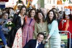Apeldoorn 30 april 2009
Koninginnedag 2009 in apeldoorn met Koningin Beatrix Pieter v Vollenhoven Prinses Margriet Maxima Prins Willem Alexander Prins Constantijn Prinses Laurentien Prinses Mabel Prins Friso Prins Maurits Prinses Marilene Prins Pieter Christiaan Prinses Anita Prins Floris een zwangere Prinses Aimee en Prinses Annette. s middags probeerde een dwaas een aanslag te plegen op de koninklijke familie waarbij meerdere doden vielen.
Peter Smulders bv