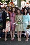 Apeldoorn 30 april 2009
Koninginnedag 2009 in apeldoorn met Koningin Beatrix Pieter v Vollenhoven Prinses Margriet Maxima Prins Willem Alexander Prins Constantijn Prinses Laurentien Prinses Mabel Prins Friso Prins Maurits Prinses Marilene Prins Pieter Christiaan Prinses Anita Prins Floris een zwangere Prinses Aimee en Prinses Annette. s middags probeerde een dwaas een aanslag te plegen op de koninklijke familie waarbij meerdere doden vielen.
Peter Smulders bv