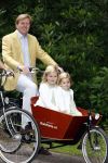 Wassenaar 11 juli 2008
Foto uurtje met prinses Maxima Prins Willem Alexander  en hun dochters Prinses Amalia Prinses Alexia en Prinses Ariane . 
Ze komen aanrijden in bakfiets.