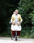 Wassenaar 11 juli 2008
Foto uurtje met prinses Maxima Prins Willem Alexander  en hun dochters Prinses Amalia Prinses Alexia en Prinses Ariane . 
Ze komen aanrijden in bakfiets.
