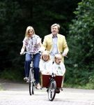 Wassenaar 11 juli 2008
Foto uurtje met prinses Maxima Prins Willem Alexander  en hun dochters Prinses Amalia Prinses Alexia en Prinses Ariane . 
Ze komen aanrijden in bakfiets.