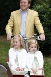 Wassenaar 11 juli 2008
Foto uurtje met prinses Maxima Prins Willem Alexander  en hun dochters Prinses Amalia Prinses Alexia en Prinses Ariane . 
Ze komen aanrijden in bakfiets.