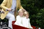 Wassenaar 11 juli 2008
Foto uurtje met prinses Maxima Prins Willem Alexander  en hun dochters Prinses Amalia Prinses Alexia en Prinses Ariane . 
Ze komen aanrijden in bakfiets.