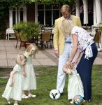 Wassenaar 11 juli 2008
Foto uurtje met prinses Maxima Prins Willem Alexander  en hun dochters Prinses Amalia Prinses Alexia en Prinses Ariane . 
Ze komen aanrijden in bakfiets.