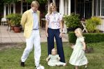Wassenaar 11 juli 2008
Foto uurtje met prinses Maxima Prins Willem Alexander  en hun dochters Prinses Amalia Prinses Alexia en Prinses Ariane . 
Ze komen aanrijden in bakfiets.