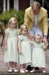 Wassenaar 11 juli 2008
Foto uurtje met prinses Maxima Prins Willem Alexander  en hun dochters Prinses Amalia Prinses Alexia en Prinses Ariane . 
Ze komen aanrijden in bakfiets.