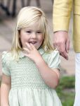 Wassenaar 11 juli 2008
Foto uurtje met prinses Maxima Prins Willem Alexander  en hun dochters Prinses Amalia Prinses Alexia en Prinses Ariane . 
Ze komen aanrijden in bakfiets.