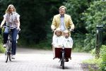 Wassenaar 11 juli 2008
Foto uurtje met prinses Maxima Prins Willem Alexander  en hun dochters Prinses Amalia Prinses Alexia en Prinses Ariane . 
Ze komen aanrijden in bakfiets.