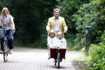 Wassenaar 11 juli 2008
Foto uurtje met prinses Maxima Prins Willem Alexander  en hun dochters Prinses Amalia Prinses Alexia en Prinses Ariane . 
Ze komen aanrijden in bakfiets.