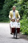 Wassenaar 11 juli 2008
Foto uurtje met prinses Maxima Prins Willem Alexander  en hun dochters Prinses Amalia Prinses Alexia en Prinses Ariane . 
Ze komen aanrijden in bakfiets.