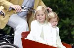 Wassenaar 11 juli 2008
Foto uurtje met prinses Maxima Prins Willem Alexander  en hun dochters Prinses Amalia Prinses Alexia en Prinses Ariane . 
Ze komen aanrijden in bakfiets.