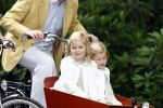 Wassenaar 11 juli 2008
Foto uurtje met prinses Maxima Prins Willem Alexander  en hun dochters Prinses Amalia Prinses Alexia en Prinses Ariane . 
Ze komen aanrijden in bakfiets.