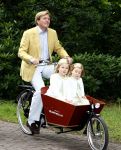 Wassenaar 11 juli 2008
Foto uurtje met prinses Maxima Prins Willem Alexander  en hun dochters Prinses Amalia Prinses Alexia en Prinses Ariane . 
Ze komen aanrijden in bakfiets.
