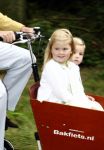 Wassenaar 11 juli 2008
Foto uurtje met prinses Maxima Prins Willem Alexander  en hun dochters Prinses Amalia Prinses Alexia en Prinses Ariane . 
Ze komen aanrijden in bakfiets.