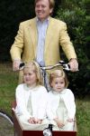 Wassenaar 11 juli 2008
Foto uurtje met prinses Maxima Prins Willem Alexander  en hun dochters Prinses Amalia Prinses Alexia en Prinses Ariane . 
Ze komen aanrijden in bakfiets.