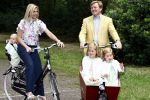 Wassenaar 11 juli 2008
Foto uurtje met prinses Maxima Prins Willem Alexander  en hun dochters Prinses Amalia Prinses Alexia en Prinses Ariane . 
Ze komen aanrijden in bakfiets.