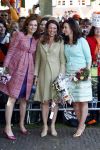 Apeldoorn 30 april 2009
Koninginnedag 2009 in apeldoorn met Koningin Beatrix Pieter v Vollenhoven Prinses Margriet Maxima Prins Willem Alexander Prins Constantijn Prinses Laurentien Prinses Mabel Prins Friso Prins Maurits Prinses Marilene Prins Pieter Christiaan Prinses Anita Prins Floris een zwangere Prinses Aimee en Prinses Annette. s middags probeerde een dwaas een aanslag te plegen op de koninklijke familie waarbij meerdere doden vielen.
Peter Smulders bv