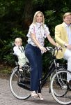 Wassenaar 11 juli 2008
Foto uurtje met prinses Maxima Prins Willem Alexander  en hun dochters Prinses Amalia Prinses Alexia en Prinses Ariane . 
Ze komen aanrijden in bakfiets.