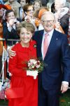 Apeldoorn 30 april 2009
Koninginnedag 2009 in apeldoorn met Koningin Beatrix Pieter v Vollenhoven Prinses Margriet Maxima Prins Willem Alexander Prins Constantijn Prinses Laurentien Prinses Mabel Prins Friso Prins Maurits Prinses Marilene Prins Pieter Christiaan Prinses Anita Prins Floris een zwangere Prinses Aimee en Prinses Annette. s middags probeerde een dwaas een aanslag te plegen op de koninklijke familie waarbij meerdere doden vielen.
Peter Smulders bv