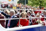 Apeldoorn 30 april 2009
Koninginnedag 2009 in apeldoorn met Koningin Beatrix Pieter v Vollenhoven Prinses Margriet Maxima Prins Willem Alexander Prins Constantijn Prinses Laurentien Prinses Mabel Prins Friso Prins Maurits Prinses Marilene Prins Pieter Christiaan Prinses Anita Prins Floris een zwangere Prinses Aimee en Prinses Annette. s middags probeerde een dwaas een aanslag te plegen op de koninklijke familie waarbij meerdere doden vielen.
Peter Smulders bv