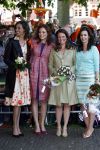 Apeldoorn 30 april 2009
Koninginnedag 2009 in apeldoorn met Koningin Beatrix Pieter v Vollenhoven Prinses Margriet Maxima Prins Willem Alexander Prins Constantijn Prinses Laurentien Prinses Mabel Prins Friso Prins Maurits Prinses Marilene Prins Pieter Christiaan Prinses Anita Prins Floris een zwangere Prinses Aimee en Prinses Annette. s middags probeerde een dwaas een aanslag te plegen op de koninklijke familie waarbij meerdere doden vielen.
Peter Smulders bv