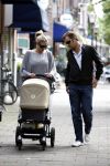 Amsterdam 25 augustus 2008
Winston Gerschtanowitz en Renate Verbaan vor het eerst buiten aan het wandelen met hun zoon Julian.