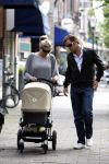 Amsterdam 25 augustus 2008
Winston Gerschtanowitz en Renate Verbaan vor het eerst buiten aan het wandelen met hun zoon Julian.