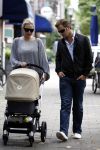 Amsterdam 25 augustus 2008
Winston Gerschtanowitz en Renate Verbaan vor het eerst buiten aan het wandelen met hun zoon Julian.