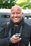 Apeldoorn, 8 Mei 2009
Speciale Herdenkingsdienst voor de slachtoffers van de ramp op Koninginnedag
Veel Politie, overal afzettingen met grote betonblokken.
Reni v Maren
Foto Peter Smulders