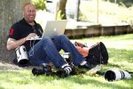 Fijnaart Willemstad en 9 mei 2008
Fotograaf Reni v Maaren werkend op zij Apple notebook tegen een boom tussen de bedrijven door