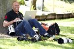 Fijnaart Willemstad en 9 mei 2008
Fotograaf Reni v Maaren werkend op zij Apple notebook tegen een boom tussen de bedrijven door
