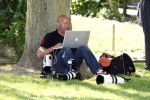 Fijnaart Willemstad en 9 mei 2008
Fotograaf Reni v Maaren werkend op zij Apple notebook tegen een boom tussen de bedrijven door