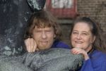 Rick v d Linden, organist en componist van de syfonische rockband EKSEPTION. Hij bewerkte klassieke muziek van o.a.Beethoven en Bach tot popmuziek
Overleden: 22 Januari 2006
Hier op de foto samen met zijn vrouw Inez Zwart