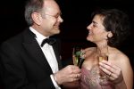 Rotterdam 20 april 2008
Premiere Les Miserables in het nieuwe luxor . Rob de Nijs met zijn vriendin Henriette toasten met Champagne. Rob heeft zijn hand in het gips
Peter Smulders bv