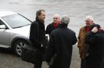 Eindhoven, 20 December 2007
Burgemeesterkandidaat Rob v Gijzel (PVDA) in gesprek met enkele mensen voor het gemeentehuis van Eindhoven