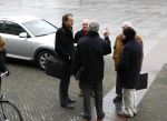 Eindhoven, 20 December 2007
Burgemeesterkandidaat Rob v Gijzel (PVDA) in gesprek met enkele mensen voor het gemeentehuis van Eindhoven