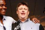 Amsterdam 10 mei 2009
Ajax-fc twente in de arena. De harde kern ajax supporters komt de eerste helft niet kijken en heeft spanddoeken opgehangen om te protesteren tegen het beleid bij ajax. Robbie Hofman met Patrick Kluivert
Peter Smulders bv