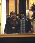 Amsterdam 25 november 2007
Robbie Williams bezoekt met zijn nieuwe vriendin Ayda Field en vrienden Amsterdam. Hij slaapt in het Amstel hotel en ging daarna naar een smartshop en een koffieshop.