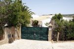 Praia da luz 3 mei 2008
Vandaag was het precies 1 jaar geleden dat Madeleine Mc Cann verdwenen is.  Ze sliepen toen in hotel ocean Club. Op deze dag was er een herdenkingsdiens in de kerk van het dorp. Familie, Michael Wright Sandy Cameron   waren aanwezig. Er waren veel cameraploegen en fotograven aanwezig. Huis van verdachte Robert Mourat
Peter Smulders bv