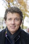 Amsterdam 1 november 2007
Robert ten Brink maakt vereugde sprongetje op straat in adam.
Peter Smulders bv