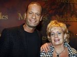Amsterdam 21 januari 2009
Premiere Les Miserables in Carre. Ron Boszhard met zijn vader moeder en vriend van Carlo
Peter Smulders bv