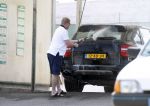 Vale do Lobo 6 mei 2008
Ronald Koeman is na zijn ontslag bij FC Valencia vertrokken naar Vale Do Lobo
Het wassen en tanken van zijn auto en boodschappen doen behoort tot de dagelijkse werkzaamheden