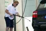 Vale do Lobo 6 mei 2008
Ronald Koeman is na zijn ontslag bij FC Valencia vertrokken naar Vale Do Lobo
Het wassen en tanken van zijn auto en boodschappen doen behoort tot de dagelijkse werkzaamheden