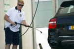 Vale do Lobo 6 mei 2008
Ronald Koeman is na zijn ontslag bij FC Valencia vertrokken naar Vale Do Lobo
Het wassen en tanken van zijn auto en boodschappen doen behoort tot de dagelijkse werkzaamheden