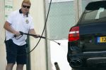 Vale do Lobo 6 mei 2008
Ronald Koeman is na zijn ontslag bij FC Valencia vertrokken naar Vale Do Lobo
Het wassen en tanken van zijn auto en boodschappen doen behoort tot de dagelijkse werkzaamheden