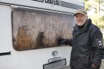 Swalmen, 25 Januari 209 Oud bokser Rudi Lubbers bij zijn caravan
Foto Peter Smulders BV