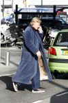 Schiphol 6 april 2008
Rutger Hauer met sigaret en ochtendjas op schiphol om vrienden op te halen.