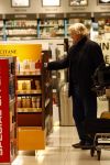 Schiphol 10 maart 2009
Rutger Hauer doet tax free inkopen op schiphol.
Peter Smulders bv